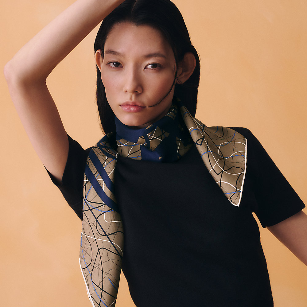 Lenço 90 Brides de Gala au Fil de Soie | Hermès Brasil